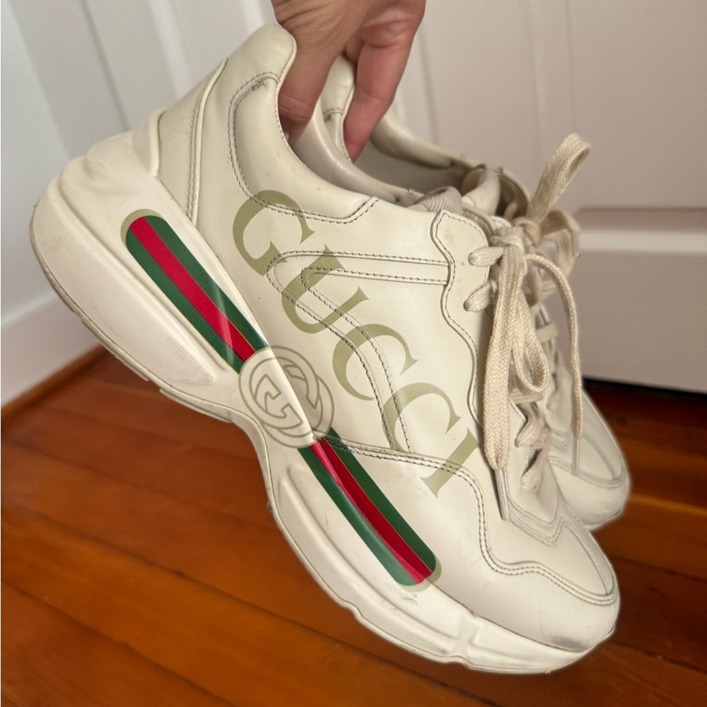 GUCCI Rhyton Logo Sneakers – Off-White / Ivory